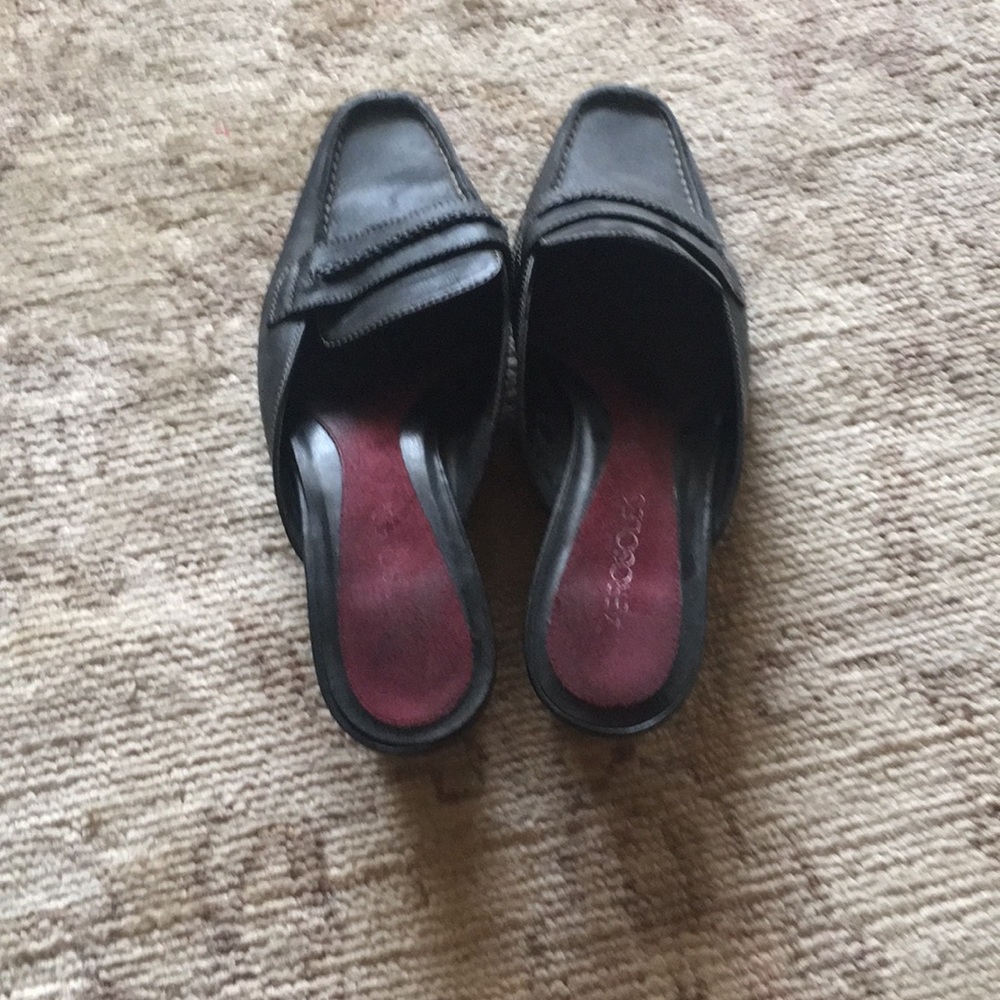 Aerosoles size 7 Black slip on heels